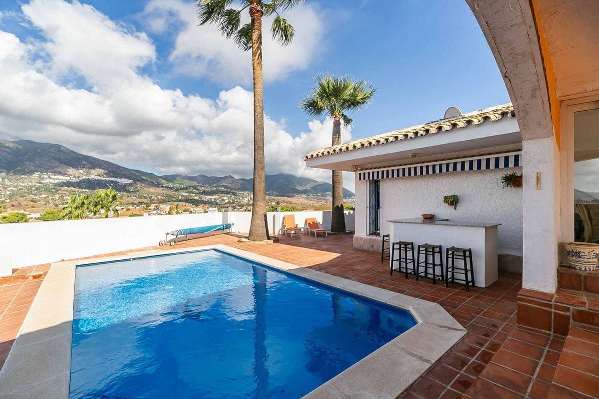 Chalet de 4 habitaciones en Mijas en venta con piscina garaje - 899.000 € (Ref: 9470108)