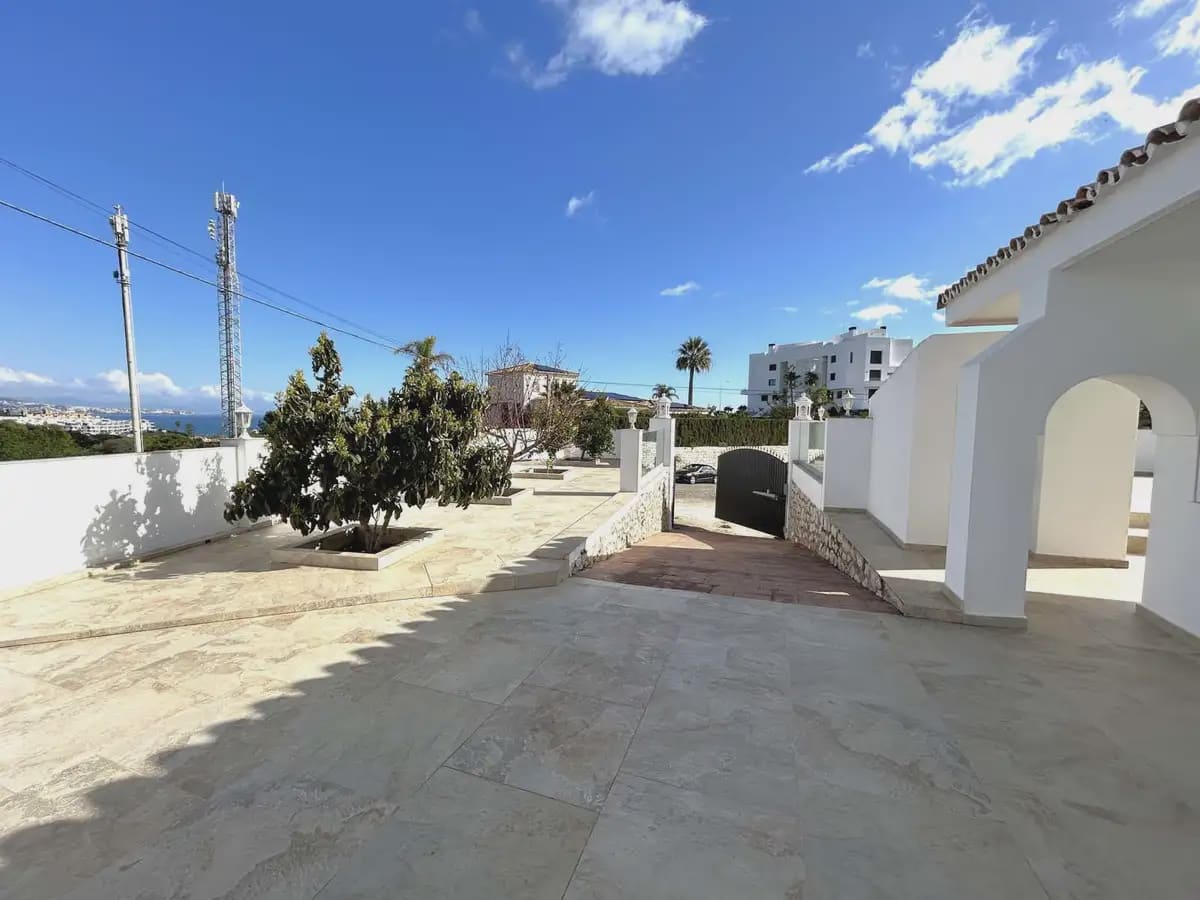 7 bedroom Villa for sale in Mijas with pool garage - € 3,720,000 (Ref: 9504516)