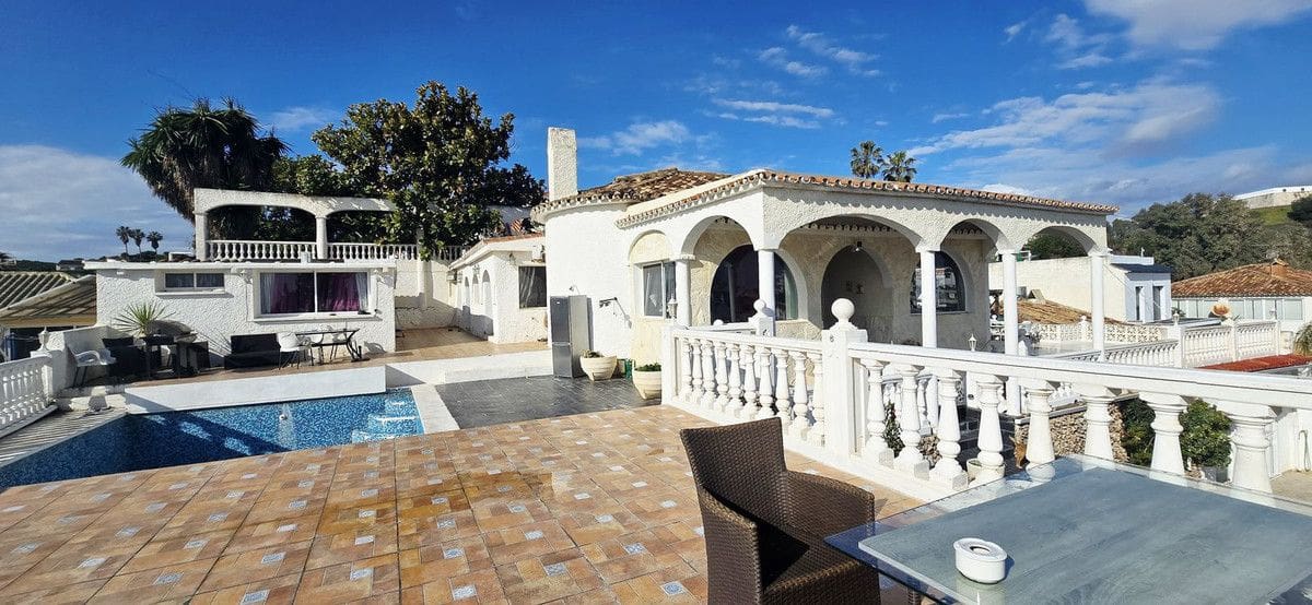 5 soverom Villa til salgs i Mijas med svømmebasseng garasje - € 1 100 000 (Ref: 9542236)