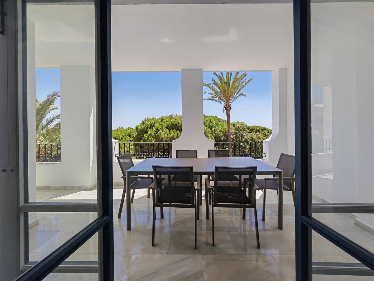 2 soveværelse Strandlejlighed til salg i Marbella med swimmingpool garage - € 695.000 (Ref: 9542243)