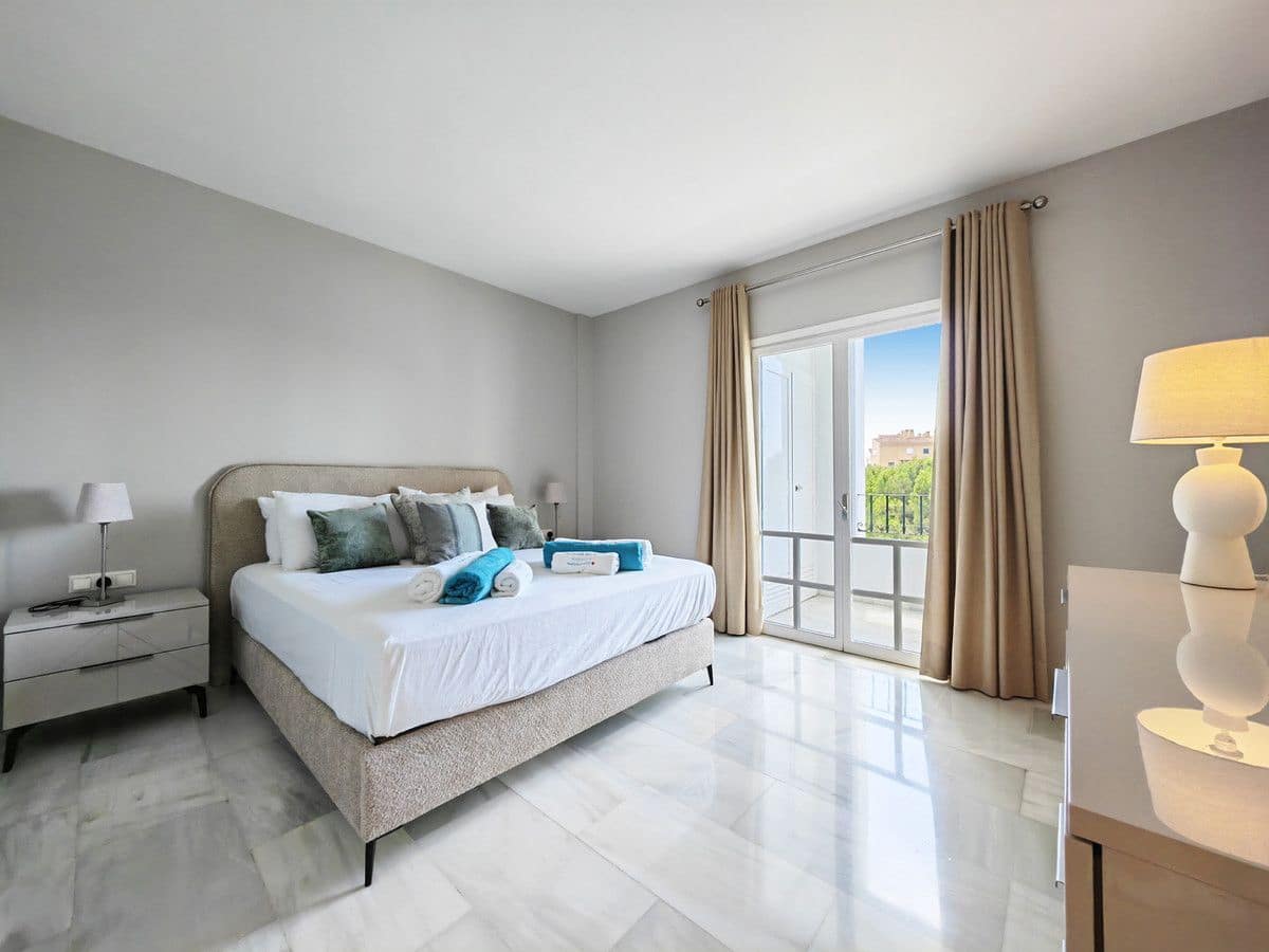 2 soveværelse Strandlejlighed til salg i Marbella med swimmingpool garage - € 695.000 (Ref: 9542243)