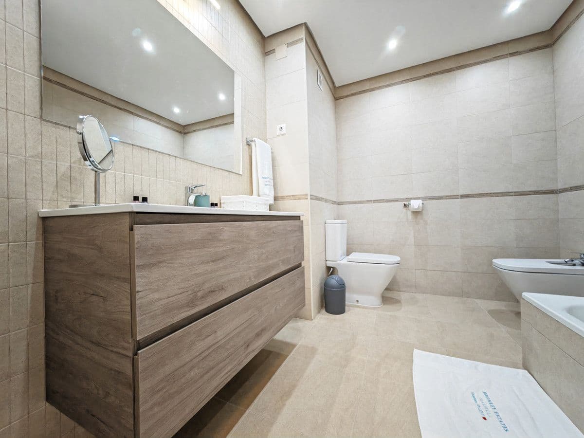 2 soveværelse Strandlejlighed til salg i Marbella med swimmingpool garage - € 695.000 (Ref: 9542243)