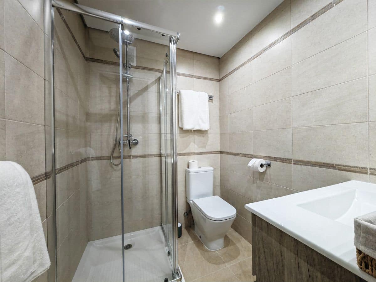 2 soveværelse Strandlejlighed til salg i Marbella med swimmingpool garage - € 695.000 (Ref: 9542243)