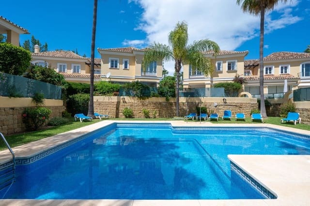 3 sypialnia Dom blizniak na sprzedaż w Elviria, Marbella z basenem garażem - 695 000 € (Ref: 9575401)