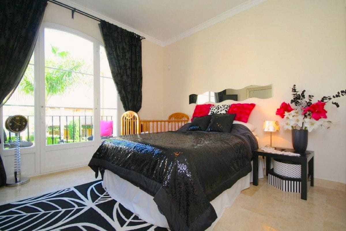 3 sypialnia Dom blizniak na sprzedaż w Marbella z basenem garażem - 695 000 € (Ref: 9575401)