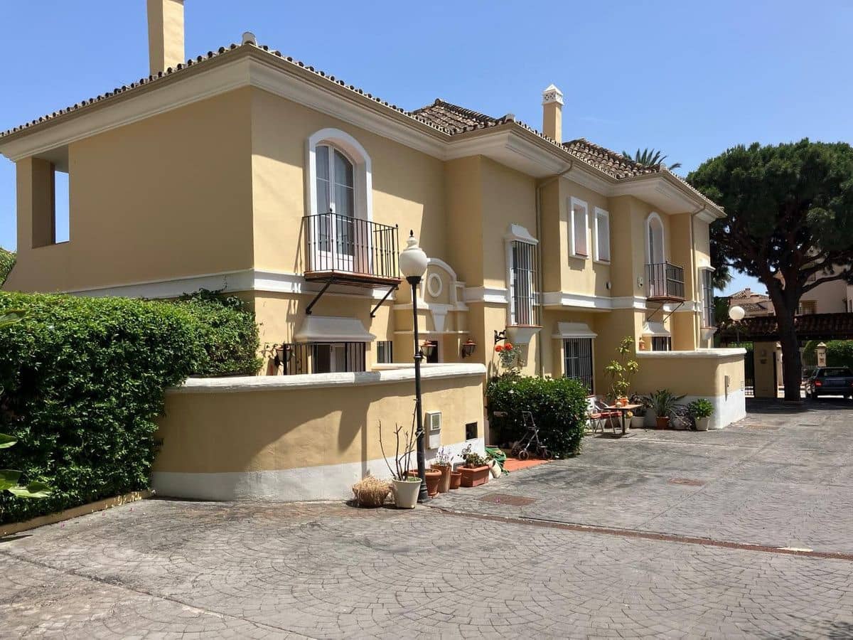 3 sypialnia Dom blizniak na sprzedaż w Marbella z basenem garażem - 695 000 € (Ref: 9575401)