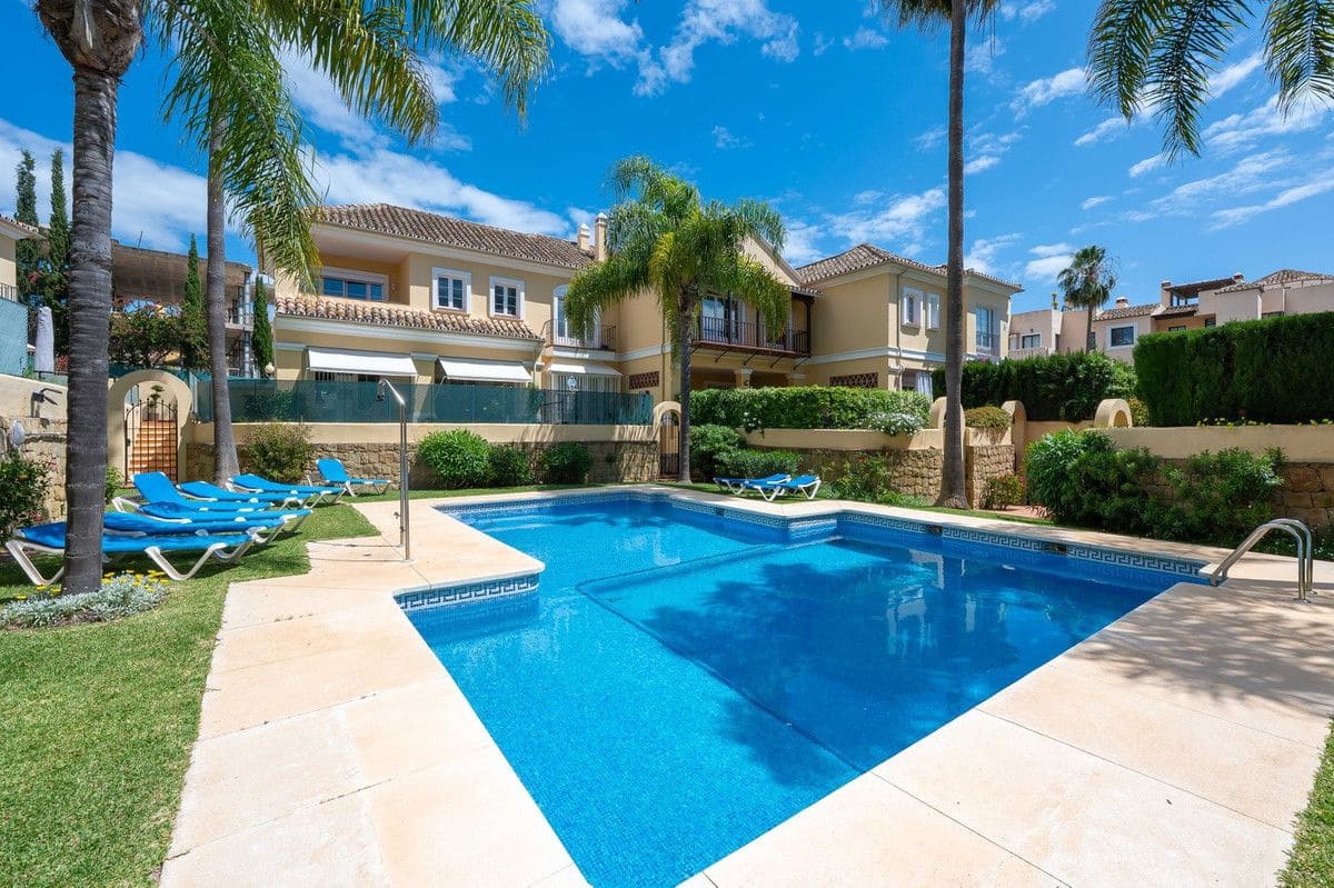 3 sypialnia Dom blizniak na sprzedaż w Marbella z basenem garażem - 695 000 € (Ref: 9575401)