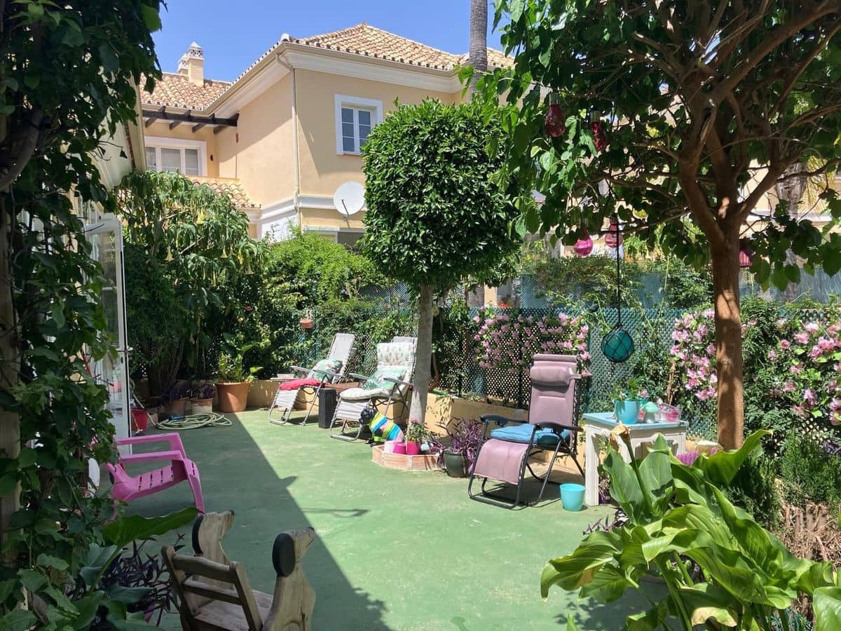 3 sypialnia Dom blizniak na sprzedaż w Marbella z basenem garażem - 695 000 € (Ref: 9575401)