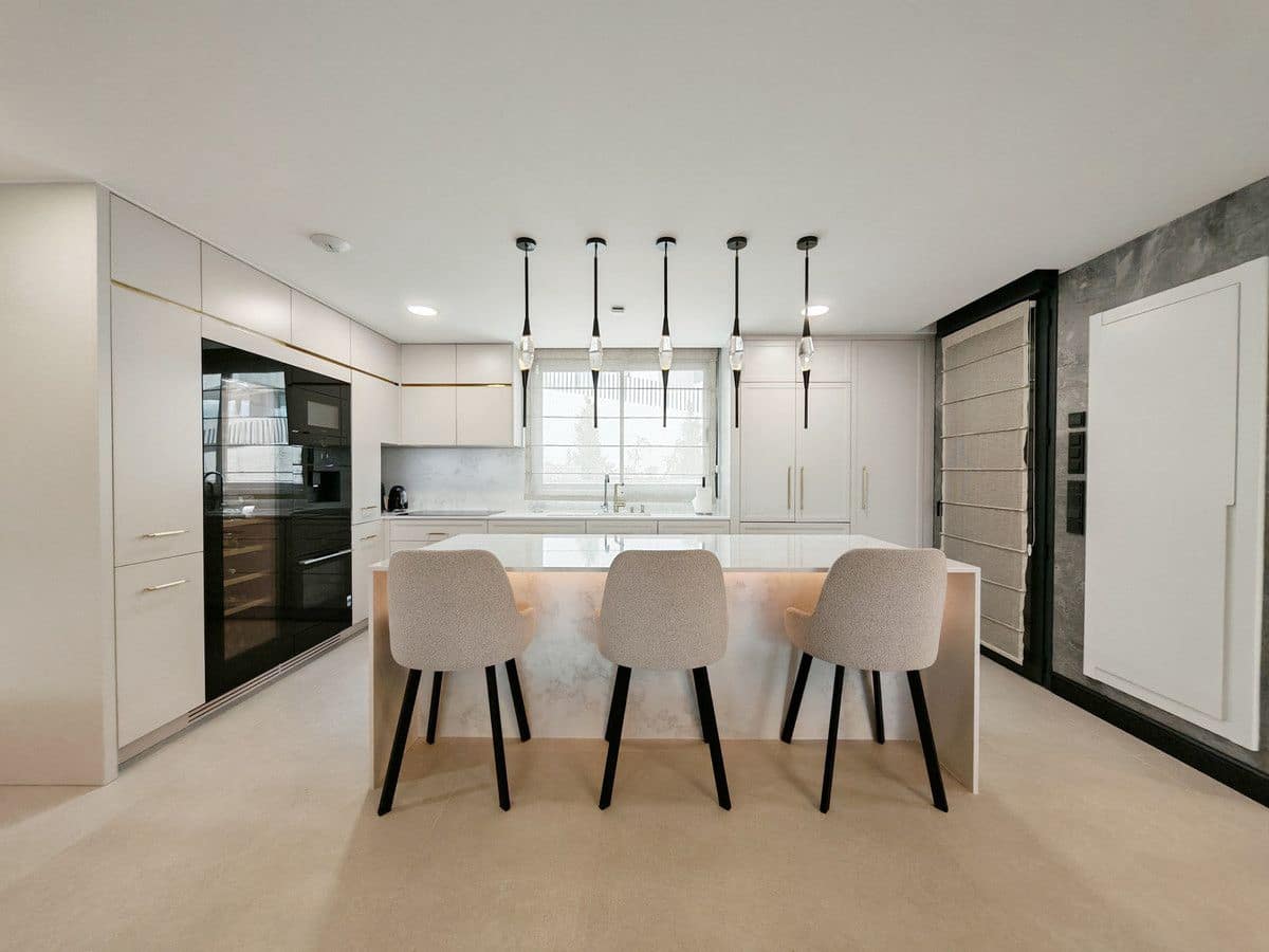 3 sypialnia Penthouse na sprzedaż w Marbella z basenem garażem - 1 499 000 € (Ref: 9575418)