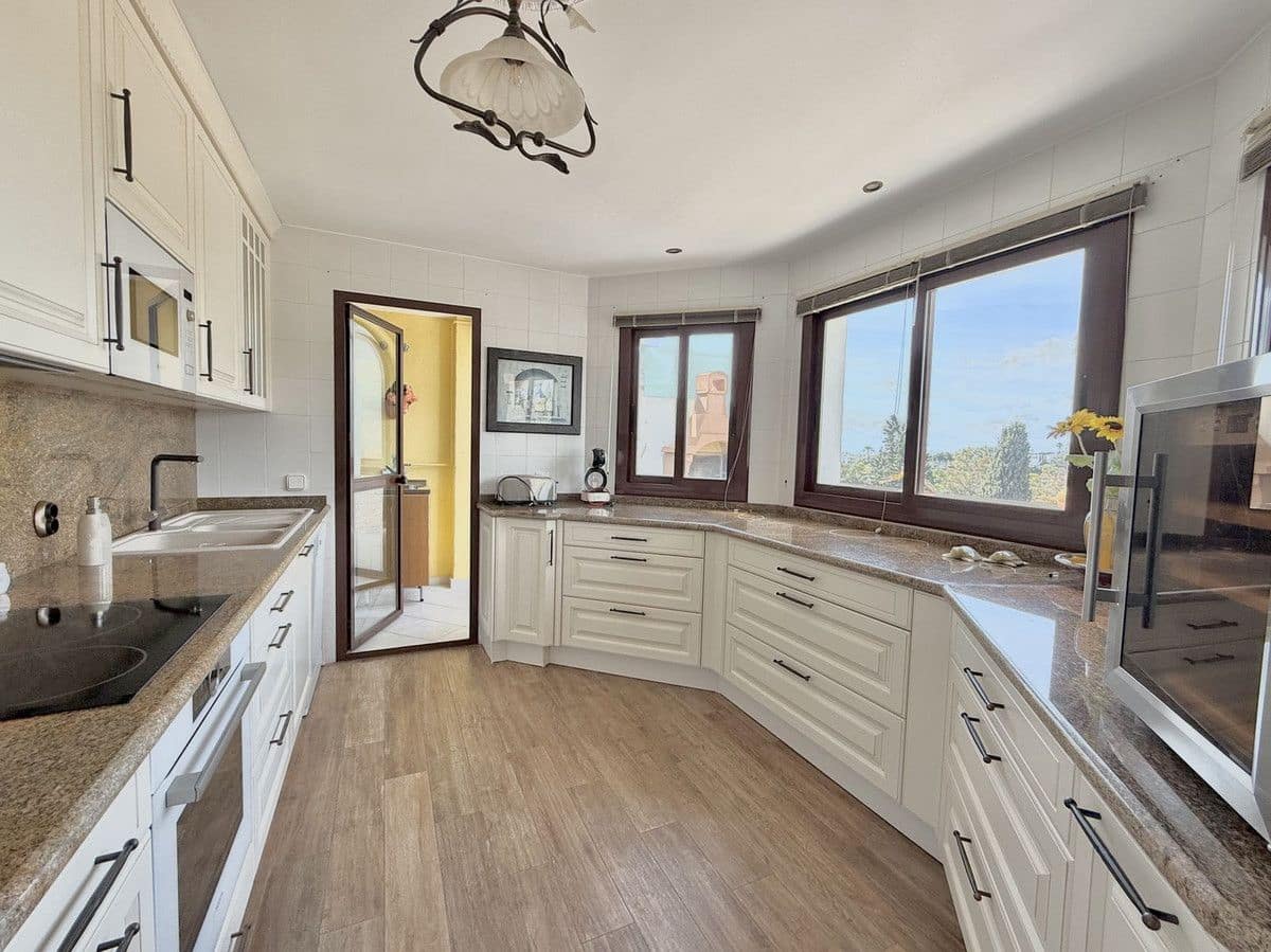 3 bedroom Penthouse for sale in Marbella with pool garage - € 765,000 (Ref: 9634938)