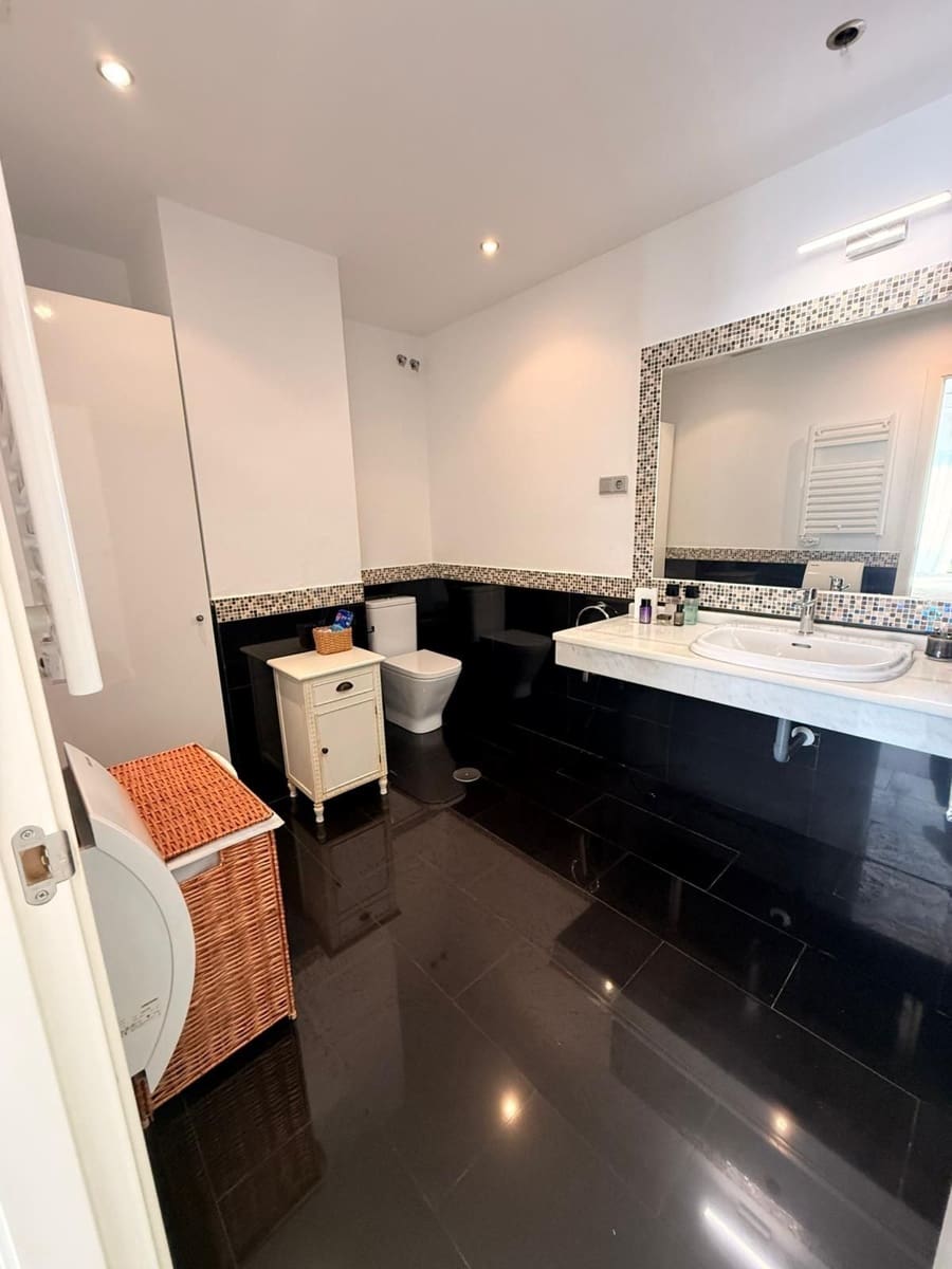 2 bedroom Apartment for sale in Benalmadena with pool garage - € 615,000 (Ref: 9634960)