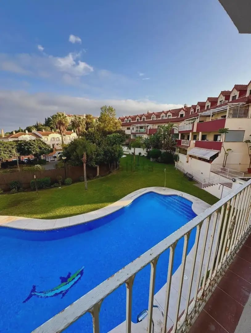 2 makuuhuone Ranta-asunto myytävänä paikassa Benalmadena mukana uima-altaan 
autotalli - 425 000 € (Ref: 9634974)