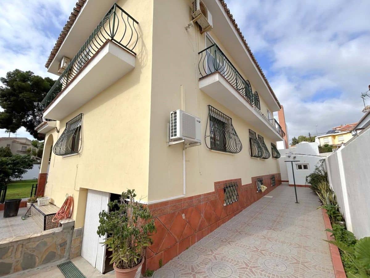 5 soverom Villa til salgs i Mijas med svømmebasseng garasje - € 700 000 (Ref: 9634984)