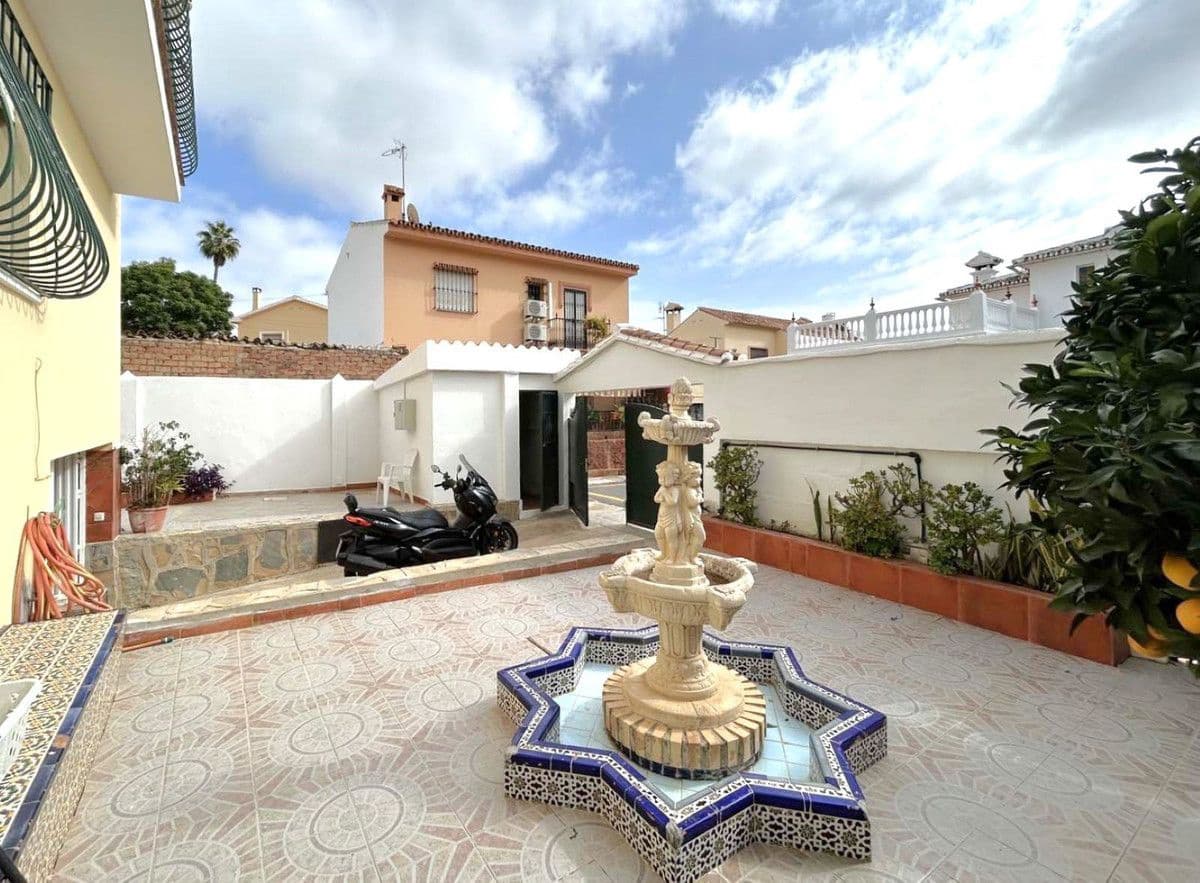 5 soverom Villa til salgs i Mijas med svømmebasseng garasje - € 700 000 (Ref: 9634984)