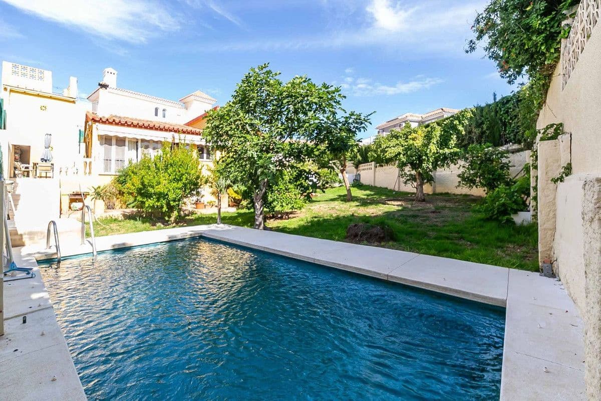 2 sypialnia Willa na sprzedaż w Fuengirola z basenem garażem - 469 000 € (Ref: 9634991)