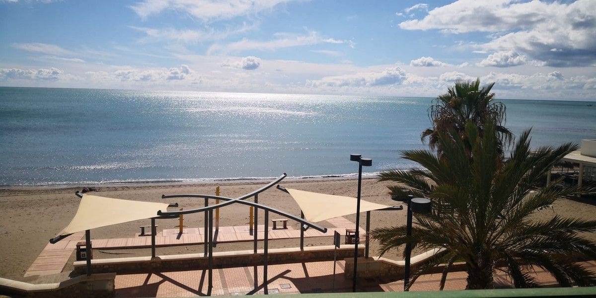 2 bedroom Beach Apartment for sale in Fuengirola with garage - € 650,000 (Ref: 9673636)