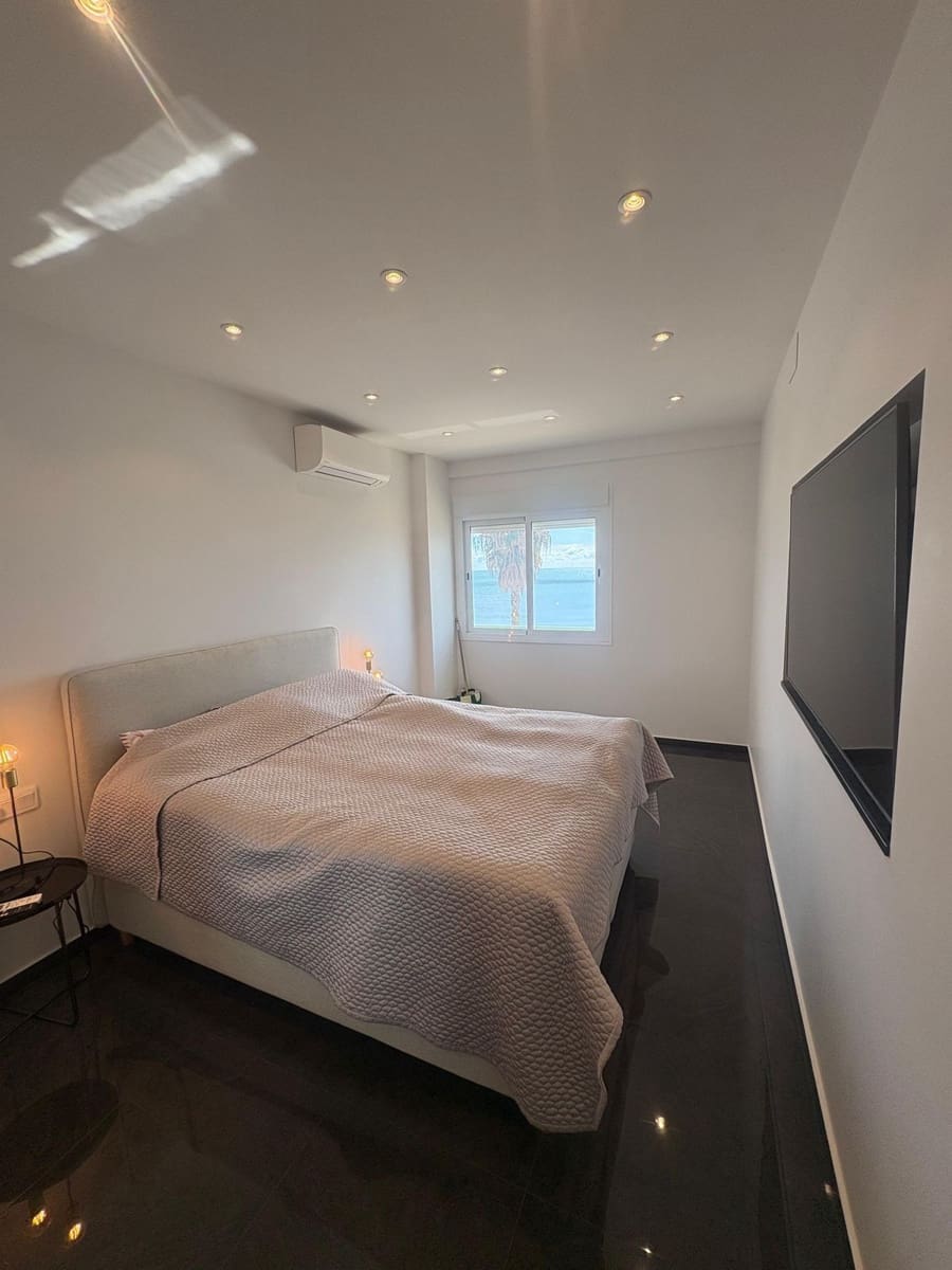 2 bedroom Beach Apartment for sale in Fuengirola with garage - € 650,000 (Ref: 9673636)