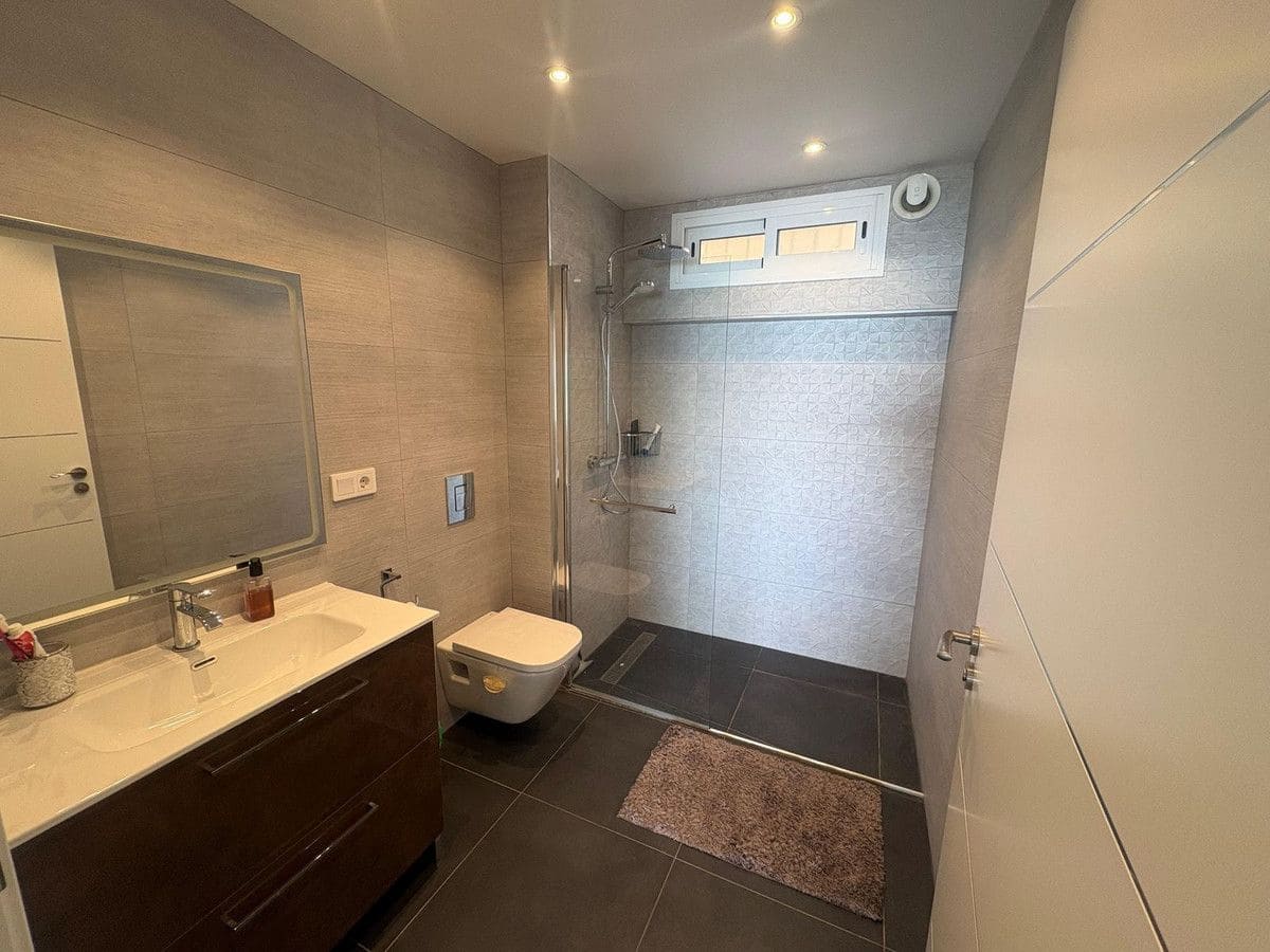 2 bedroom Beach Apartment for sale in Fuengirola with garage - € 650,000 (Ref: 9673636)