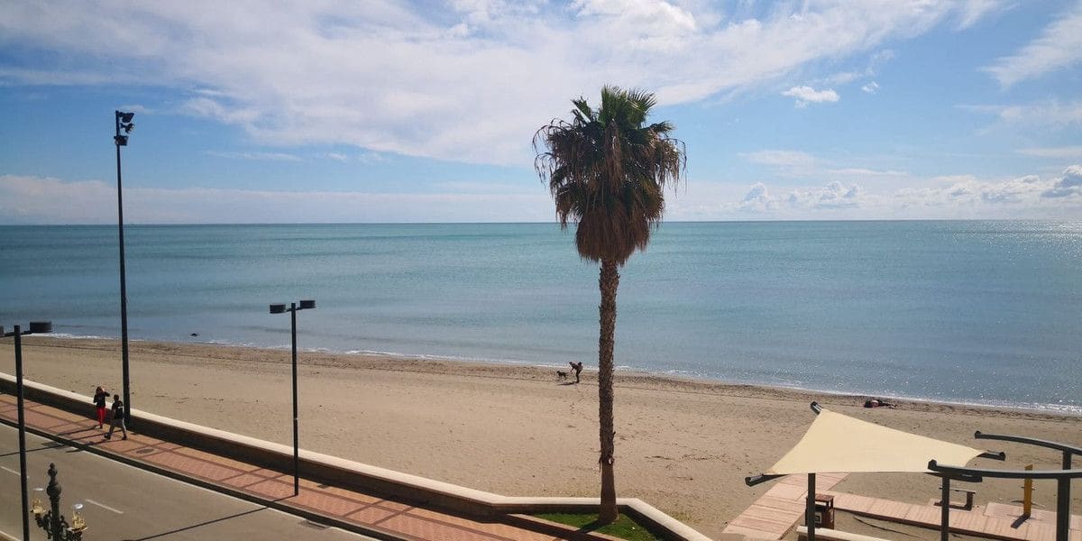 2 bedroom Beach Apartment for sale in Fuengirola with garage - € 650,000 (Ref: 9673636)