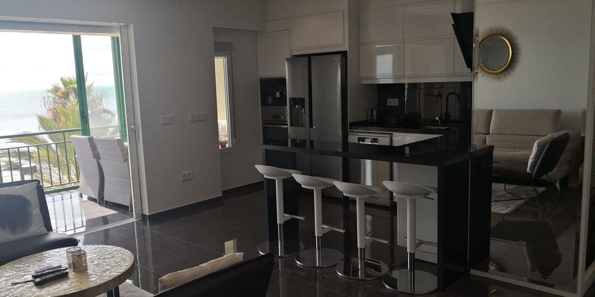 2 bedroom Beach Apartment for sale in Fuengirola with garage - € 650,000 (Ref: 9673636)