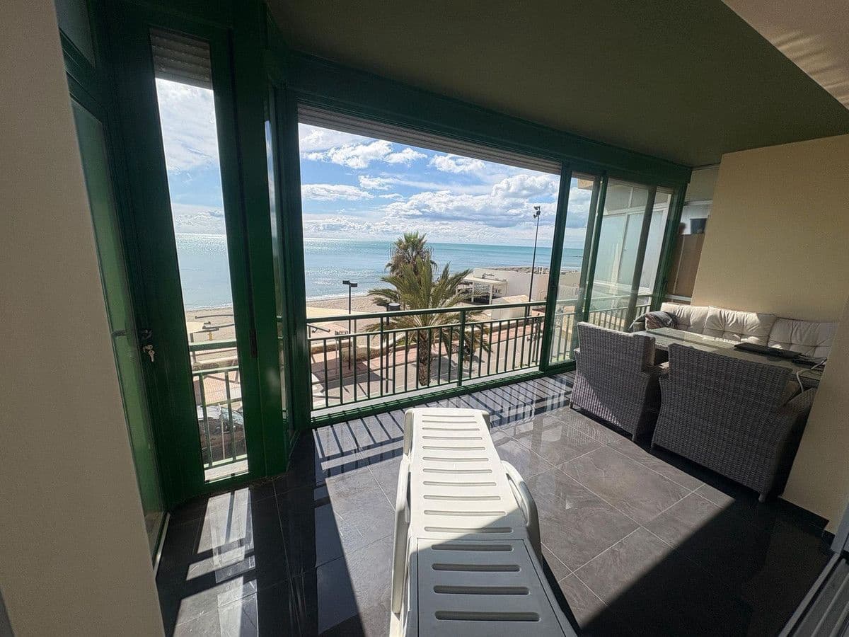 2 bedroom Beach Apartment for sale in Fuengirola with garage - € 650,000 (Ref: 9673636)