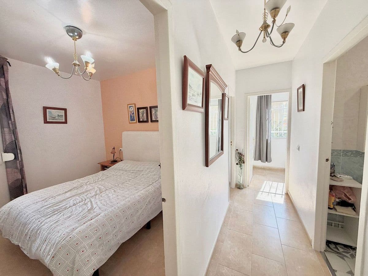 3 sypialnia Apartament przy plaży na sprzedaż w Fuengirola z basenem garażem - 279 000 € (Ref: 9688670)