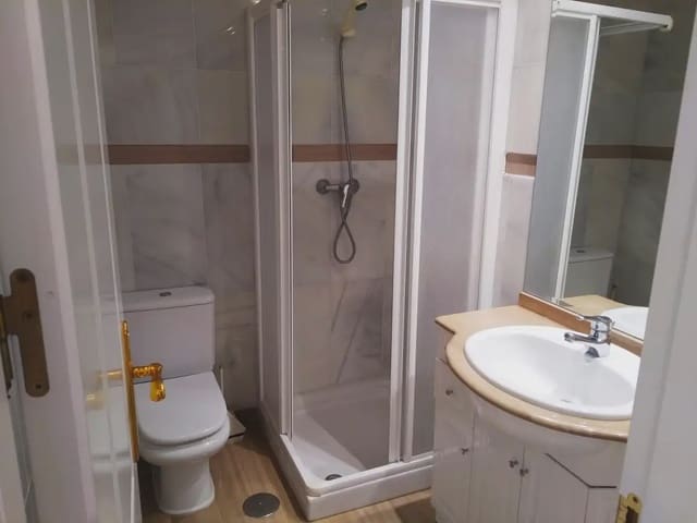 Piso de 2 habitaciones en Arroyo de la Miel, Benalmádena en venta con piscina garaje - 699.000 € (Ref: 9688700)