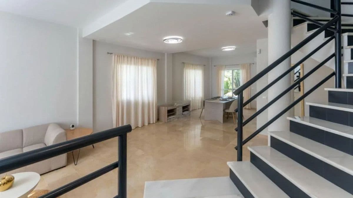 3 soverom Kjedet enebolig til salgs i Marbella med svømmebasseng - € 770 000 (Ref: 9688707)