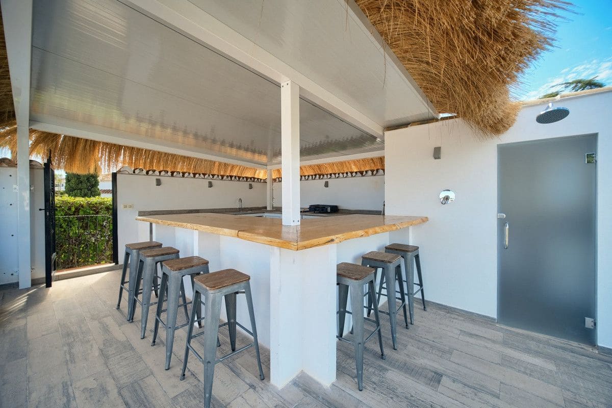 4 bedroom Villa for sale in Mijas with pool garage - € 1,540,000 (Ref: 9688712)