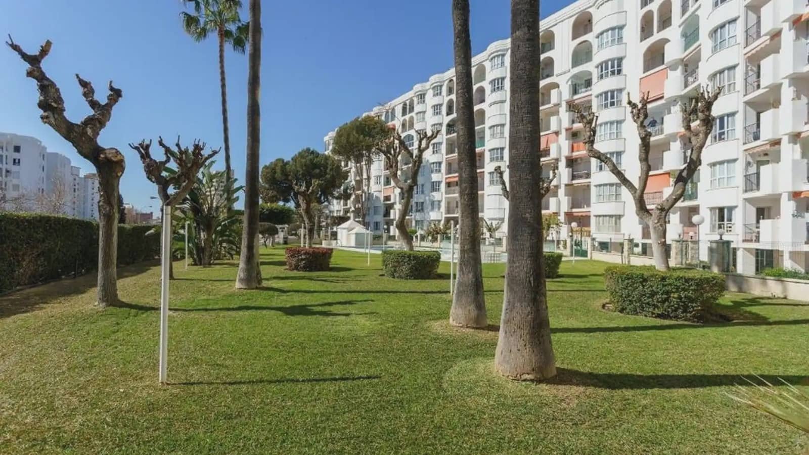2 bedroom Beach Apartment for sale in Fuengirola with pool garage - € 355,000 (Ref: 9709241)