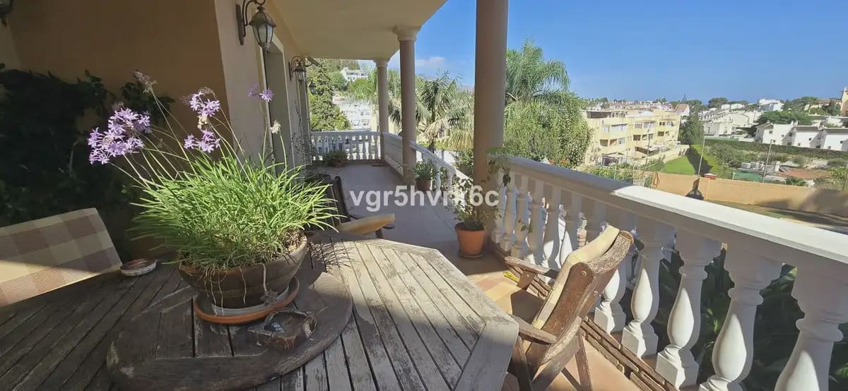 4 bedroom Villa for sale in Mijas with pool garage - € 995,000 (Ref: 9760059)