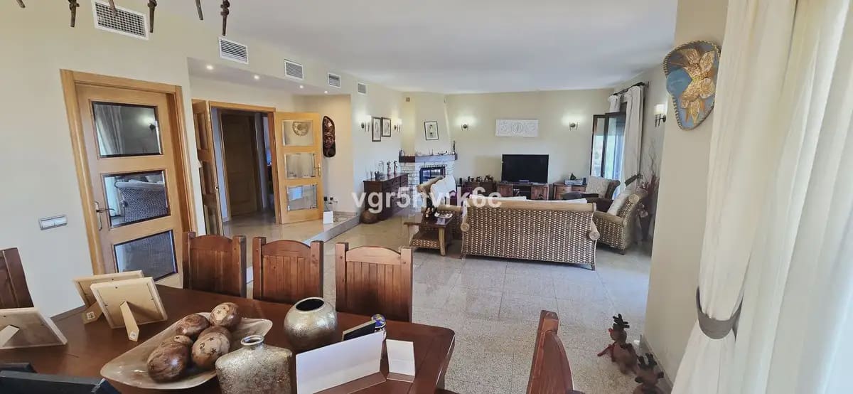4 bedroom Villa for sale in Mijas with pool garage - € 995,000 (Ref: 9760059)