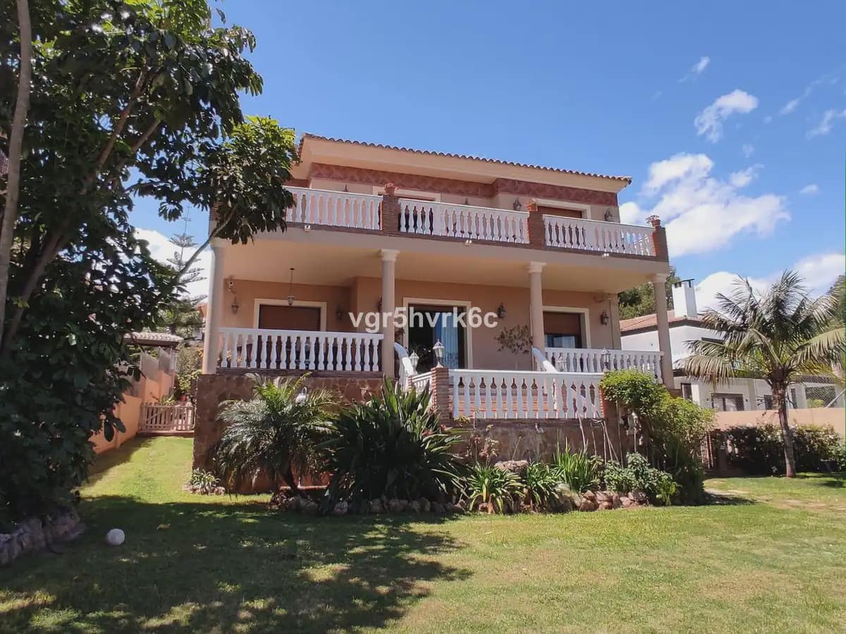 4 bedroom Villa for sale in Mijas with pool garage - € 995,000 (Ref: 9760059)