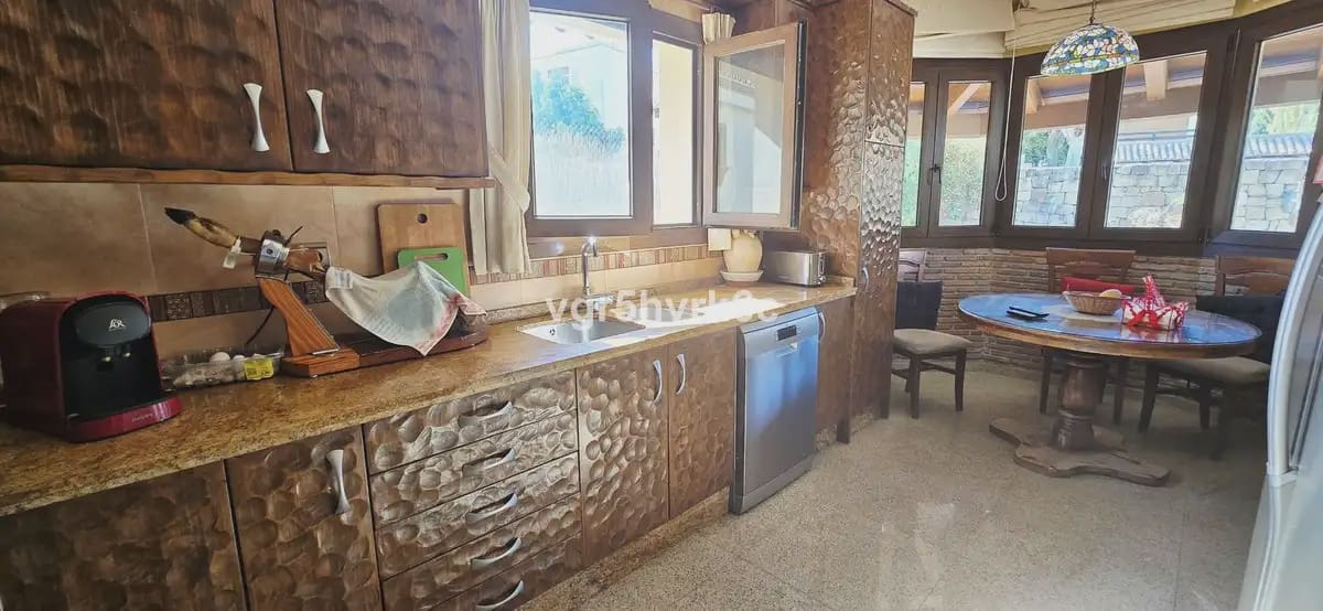 4 bedroom Villa for sale in Mijas with pool garage - € 995,000 (Ref: 9760059)