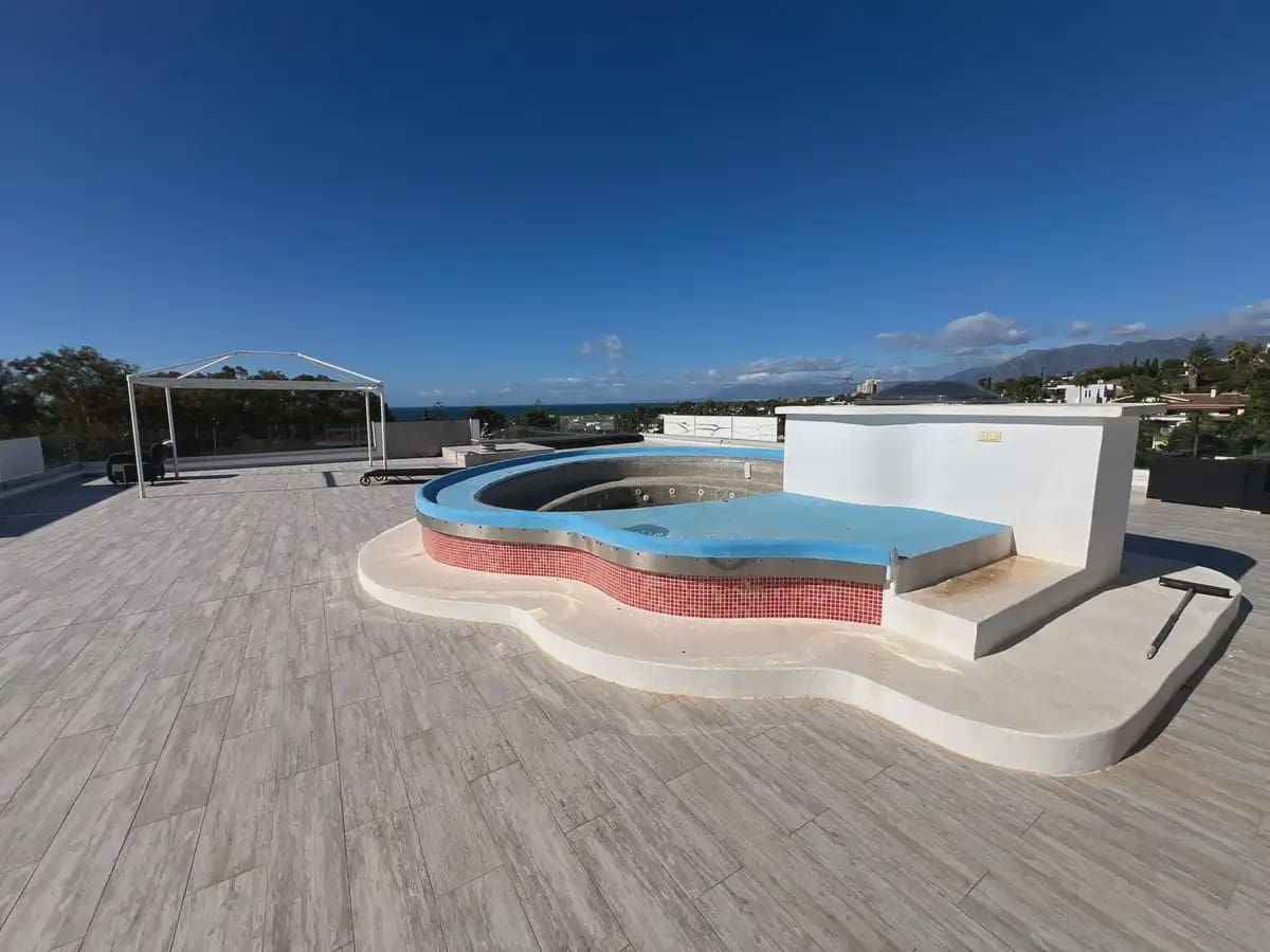 4 sypialnia Penthouse na sprzedaż w Marbella z basenem garażem - 975 000 € (Ref: 9760069)