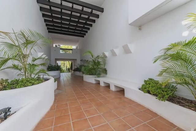 Loft til salgs i Bahía de Marbella, Marbella med svømmebasseng garasje - € 324 900 (Ref: 9760079)