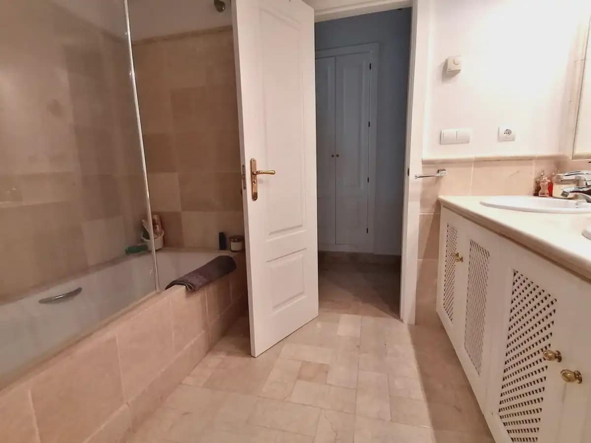 Loft til salgs i Marbella med svømmebasseng garasje - € 324 900 (Ref: 9760079)