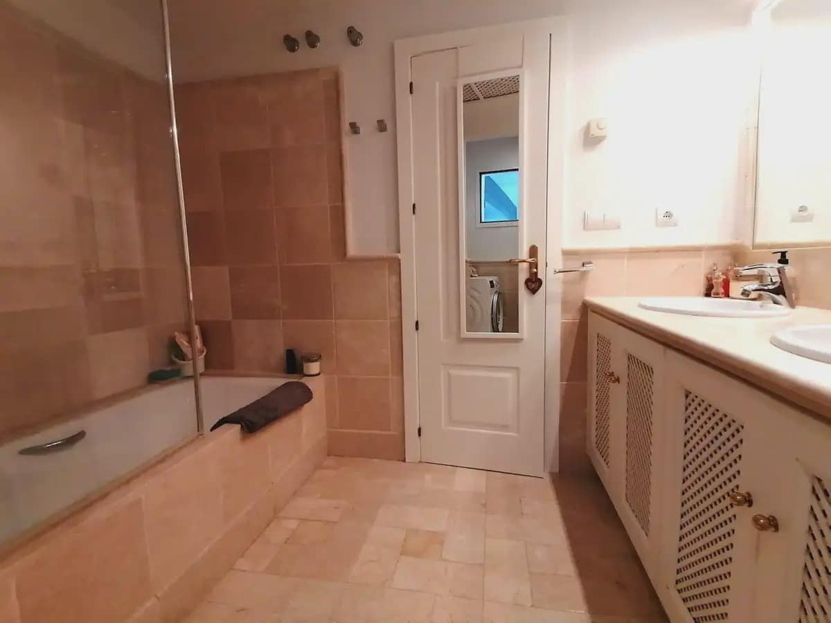 Loft til salgs i Marbella med svømmebasseng garasje - € 324 900 (Ref: 9760079)