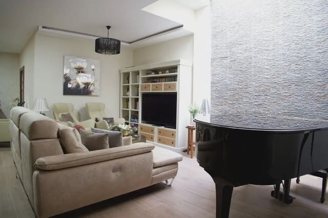 Casa de 4 habitaciones en Centro ciudad, Fuengirola en venta con piscina - 585.000 € (Ref: 9760083)