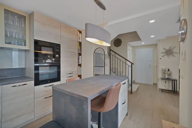 4 soverom Hus til salgs i Centro ciudad, Fuengirola med svømmebasseng garasje - € 525 000 (Ref: 9760083)