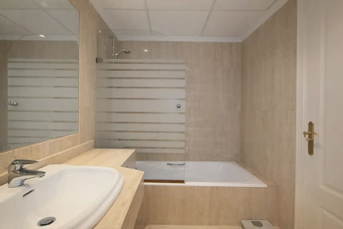 3 chambre Penthouse à vendre à Marbella avec piscine garage - 599 000 € (Ref: 9798448)