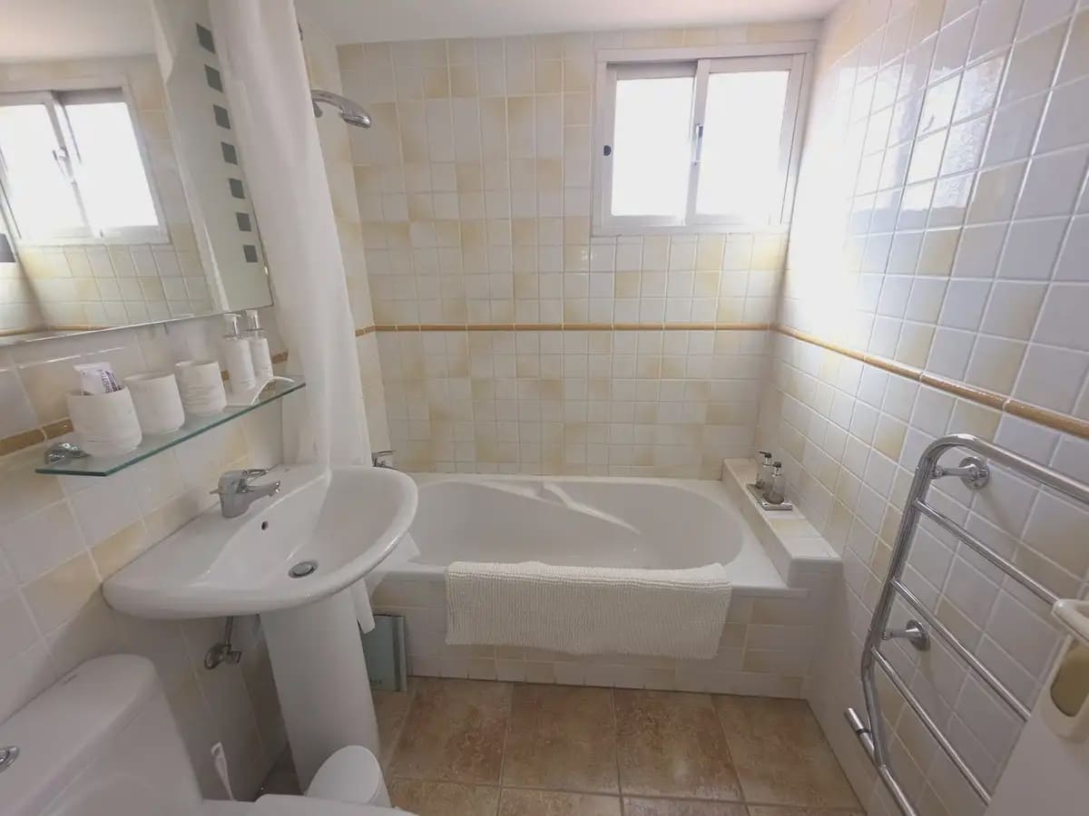 2 soveværelse Strandlejlighed til salg i Fuengirola med garage - € 299.000 (Ref: 9798454)