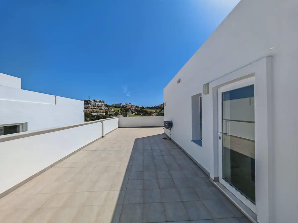 3 soveværelse Semi-Rækkehus til salg i Mijas med swimmingpool garage - € 900.000 (Ref: 9798459)