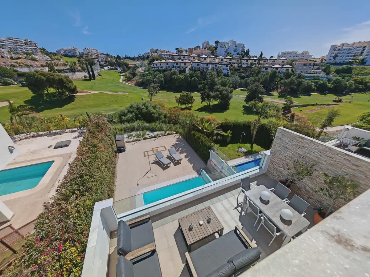 3 soveværelse Semi-Rækkehus til salg i Mijas med swimmingpool garage - € 900.000 (Ref: 9798459)