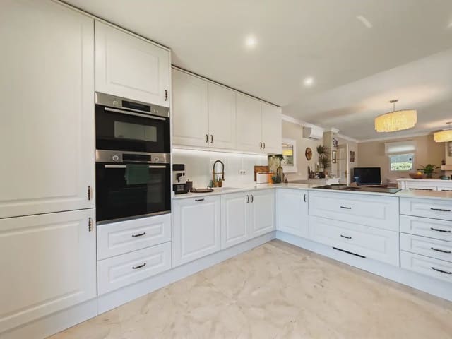 4 chambre Villa/Maison à vendre à Calahonda, Mijas avec piscine - 1 150 000 € (Ref: 9798461)