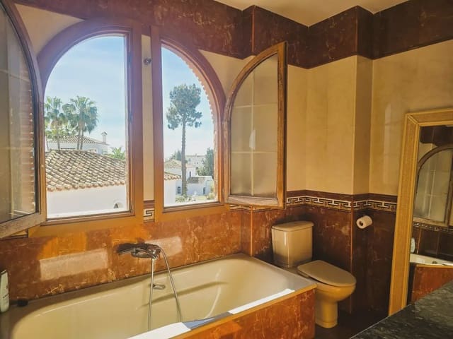 4 quarto Moradia Geminada para venda em Calahonda, Mijas com piscina garagem - 695 000 € (Ref: 9821764)