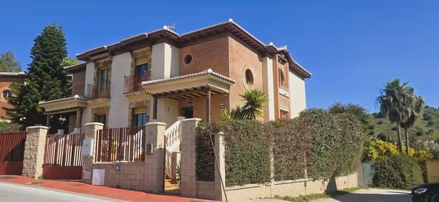 4 quarto Moradia Geminada para venda em Calahonda, Mijas com piscina garagem - 695 000 € (Ref: 9821764)