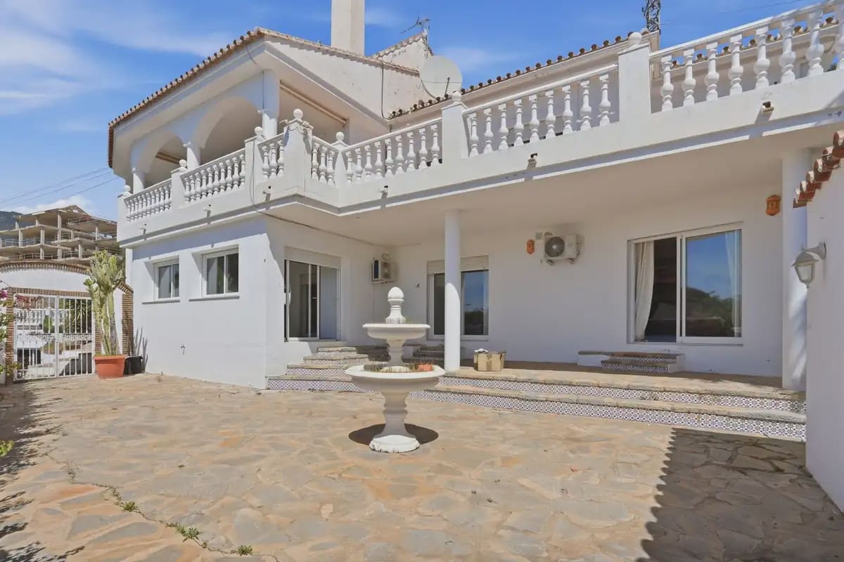 6 soverom Villa til salgs i Benalmadena med svømmebasseng garasje - € 1 495 000 (Ref: 9821772)