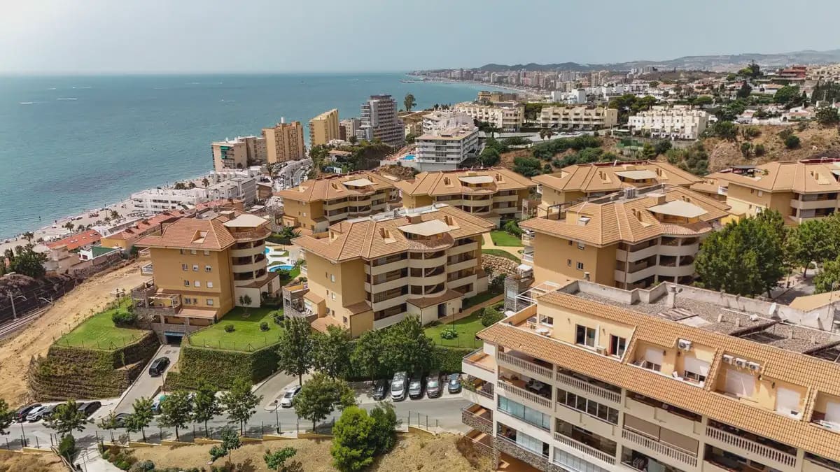2 bedroom Penthouse for sale in Fuengirola with pool - € 565,000 (Ref: 9821775)