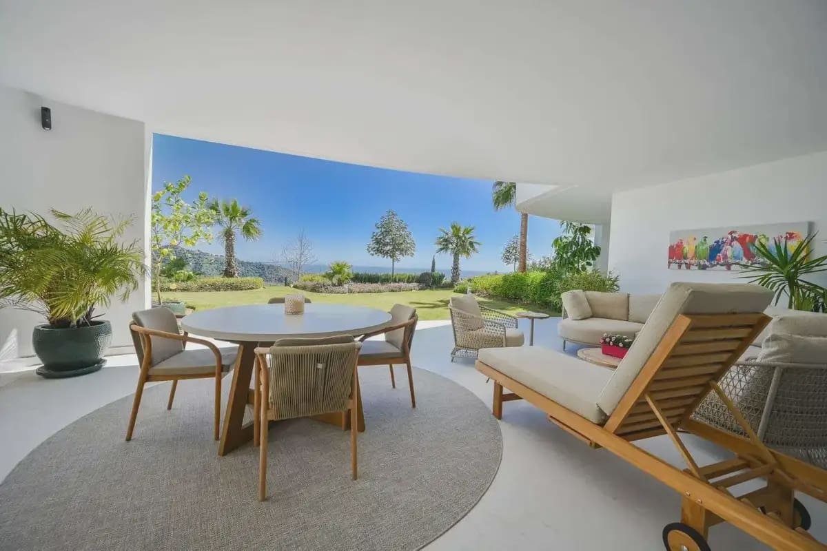 3 sypialnia Apartament na sprzedaż w Marbella z basenem garażem - 1 320 000 € (Ref: 9821789)